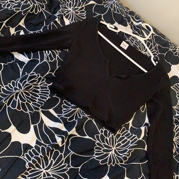 Cute cut out long sleeve crop top - Picture 2 of 3